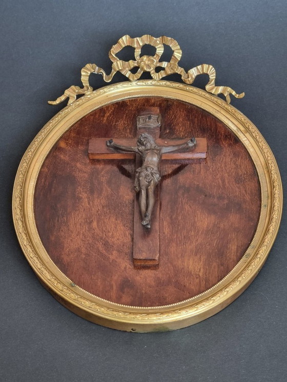 Image 1 of Elegant wandkruisbeeld, ovale gouden lijst met lintversiering, antiek kruisbeeld van Jezus