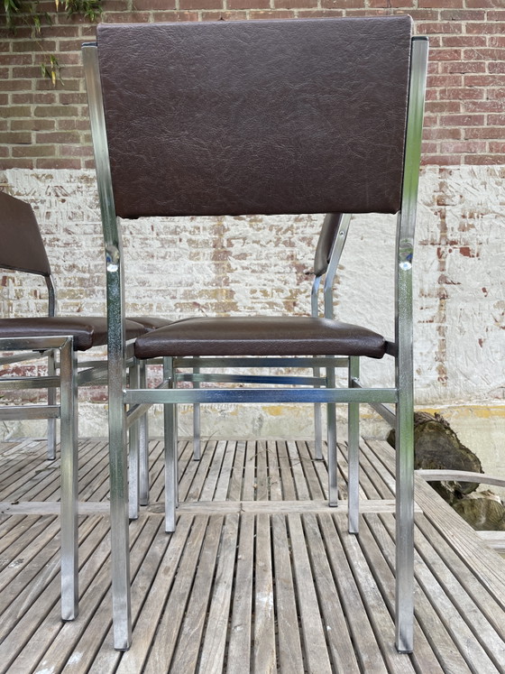 Image 1 of Ensemble de 4 chaises vintage milieu du siècle en chrome et simili cuir