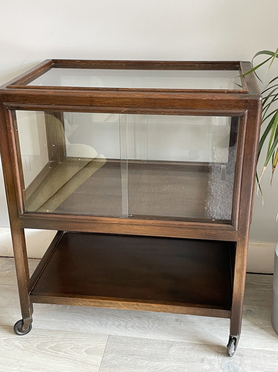 Image 1 of Eikenhouten kast uit het midden van de vorige eeuw met schuifdeuren van glas op wielen (vitrinekast / cocktailkast)