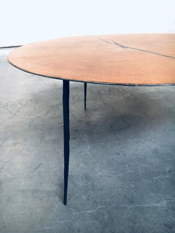 Image 1 of Mesa de centro de diseño moderno, delgada, de metal con tablero chapado en madera.