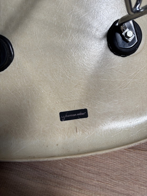 Image 1 of 2 sillas laterales de fibra de vidrio Eames Miller Vitra DSW – pergamino