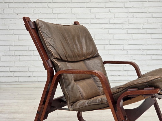 Image 1 of Fauteuil lounge norvégien des années 1970, revêtement en cuir marron.