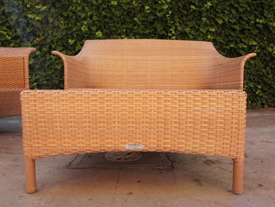 Image 1 of DEDON - tuinset, bestaande uit een tweezitsbank, een fauteuil en een salontafel.