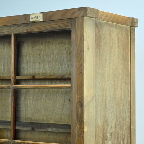 Japanese display cabinet, circa 1950 – Glass, Metal (photo 7 of 16)