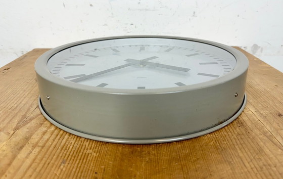 Image 1 of Grijze industriële stationswandklok van Nedklok, 1960