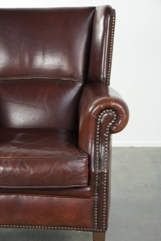 Image 1 of Splendida poltrona vintage in pelle di pecora con schienale alto, dalle dimensioni belle e discrete.