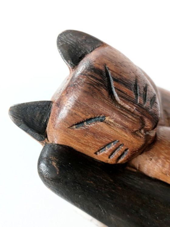 Image 1 of Figurine de chat siamois endormi à crinière de main | Teck milieu du siècle