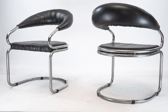 Image 1 of Een paar stoelen van chroom en kunstleer van Giotto Stoppino. Italië, jaren 70.
