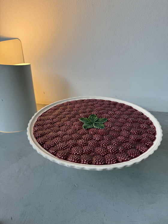 Image 1 of Piatto da portata su piede con rilievo lampone (ceramica)