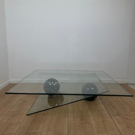 Image 1 of Roche Bobois asymmetrischer Couchtisch aus Glas und Marmor, 1980/90