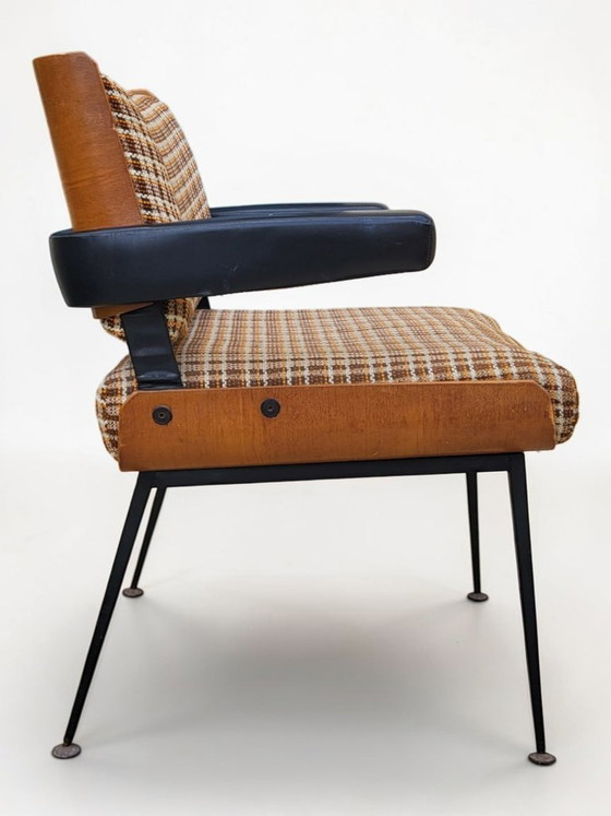 Image 1 of Marcom 704 Moderne buisvormige fauteuil, jaren 60. Toegeschreven aan Alain Richard. Thermogevormd houten frame, schuimvulling.