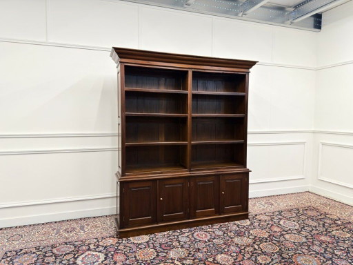Librería clásica inglesa semiabierta