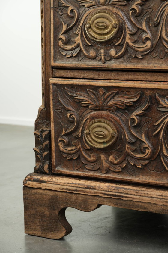 Hermosa cómoda inglesa de roble ricamente tallada del siglo XVIII con detalles únicos y una hermosa pátina (photo 14 of 15)