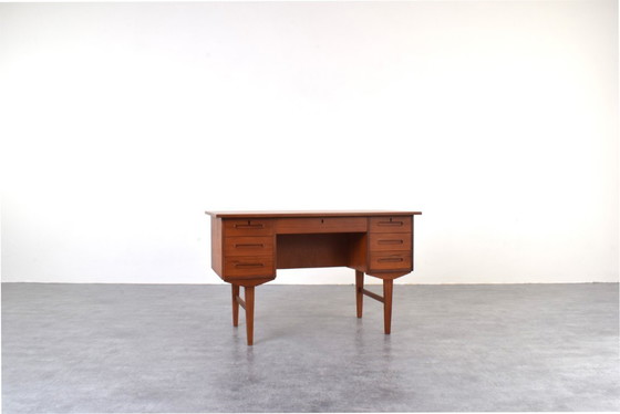 Image 1 of Dänischer Chefschreibtisch aus Teakholz aus der Mitte des Jahrhunderts, 1960er Jahre.