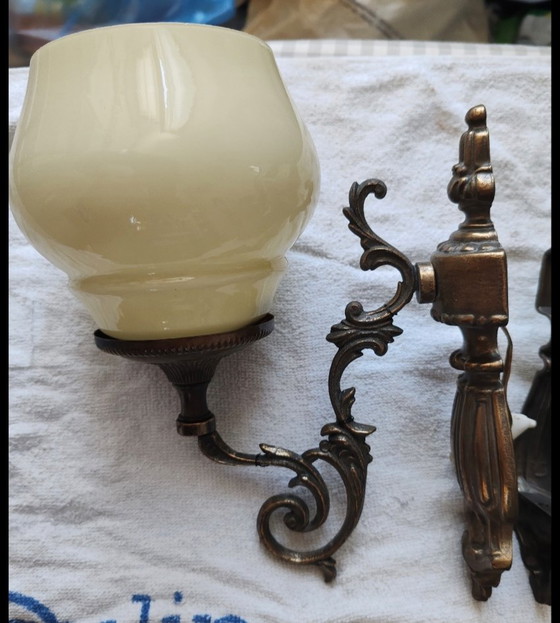 Paire d'Appliques murales Vintage en Laiton Bruni et Verre Opale - Style Baroque – Metal, Glass (photo 2 of 5)
