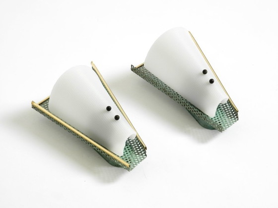 Image 1 of Ein Paar wunderschöne mintgrüne Wandlampen im Mid-Century-Modern-Stil aus perforiertem Blech mit Plexiglasschirmen