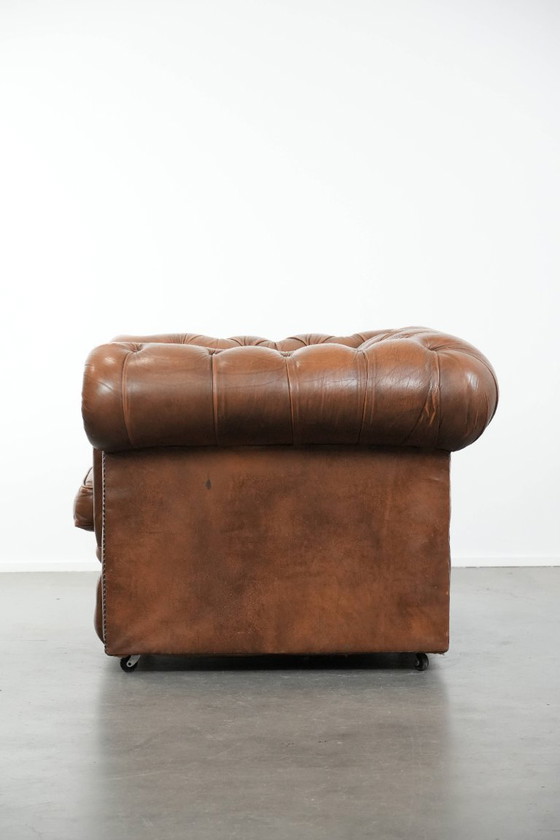 Image 1 of Poltrona Chesterfield marrone in pelle di mucca in stile inglese su ruote