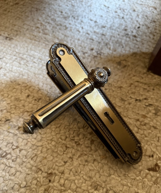 Juego de 4 tiradores de puerta antiguos italianos de latón con placa embellecedora y cerradura. – decoratieve objecten, Brass