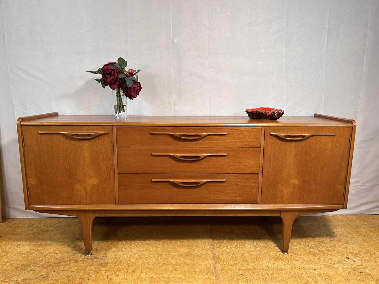 Credenza vintage in teak di metà secolo di Jentique – Elegante contenitore anni '60