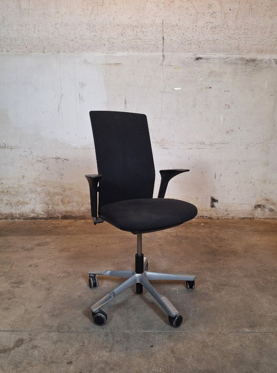 Image 1 of HAG Futu Verstelbare zwarte bureaustoelen op wielen met kleine beschadiging aan de armleuning
