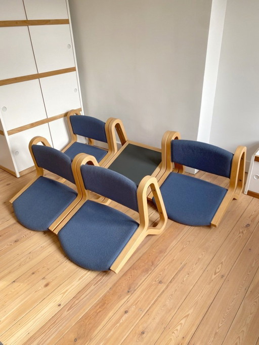 4 x Magnus Olesen Wandstühle + Tisch