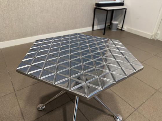 Vitra | Alexander Girard | Hexagonal Table | Aluminium | 1 pièce – Tables d'appoint (photo 5 of 8)