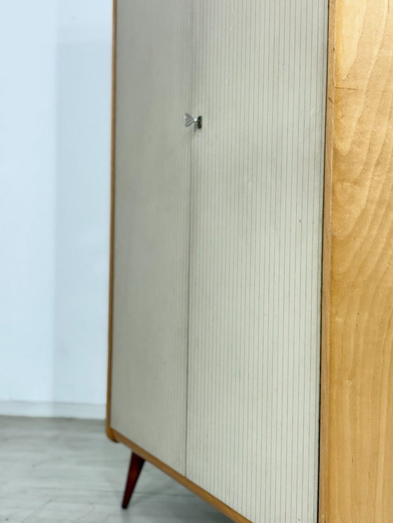 Image 1 of Een erg mooie vintage kledingkast/linnenkast uit de jaren 60.