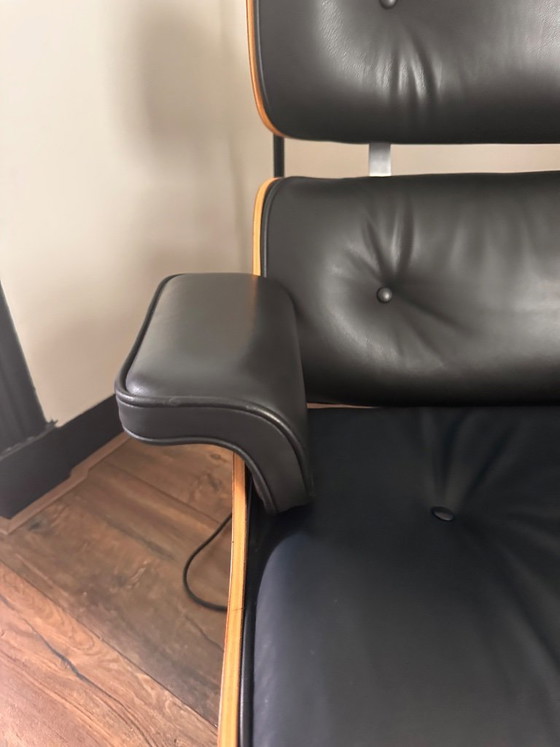 Image 1 of Le fauteuil et le repose-pieds Eames | Charles & Ray Eames