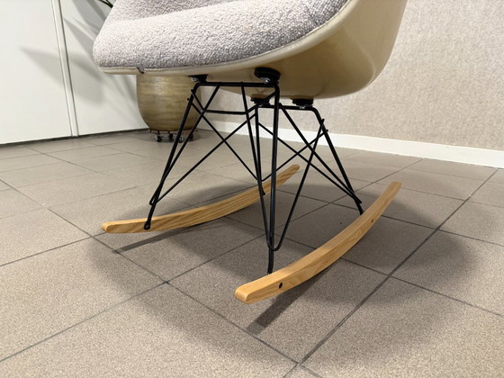 Herman Miller | Eames | RAR | Crème Fiberglass & Grijze Bouclé | 2 Stuks – Schommelstoelen, Metal, Textile (photo 9 of 14)