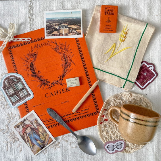 Mystery Box Jours d'École Vintage | Tasse Vintage, Carnet Brouillon Vintage, Serviette Brodé & Carte (photo 8 of 12)
