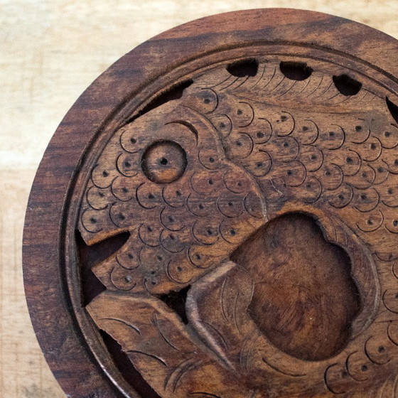 Image 1 of Runde Holzkiste in Form eines Fisches mit Blumenverzierungen