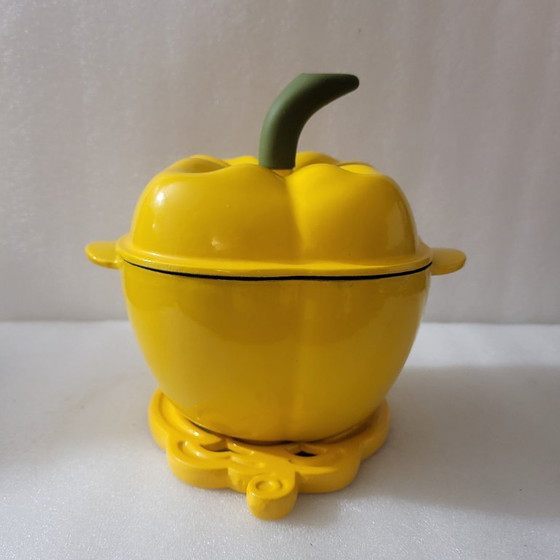Image 1 of Enamelled cast iron casserole dish, yellow bell pepper