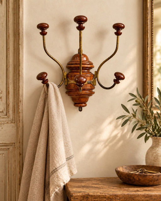 Perchero de pared francés antiguo de madera torneada y latón, principios del siglo XX