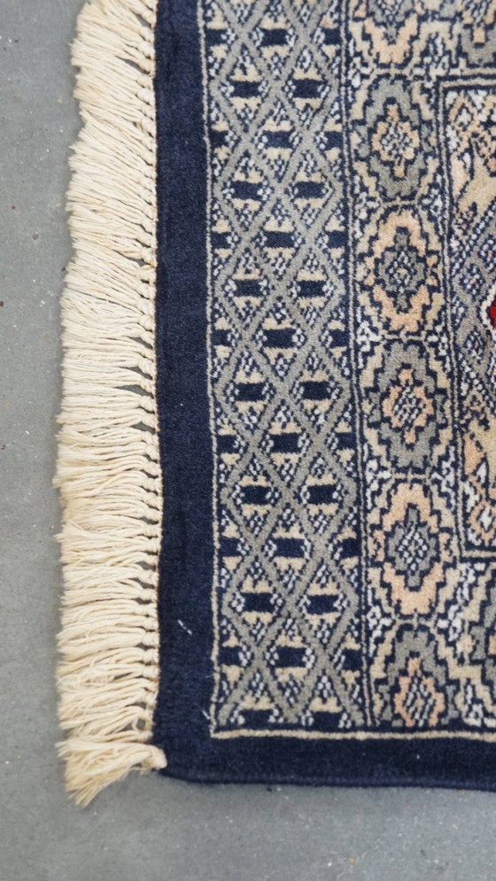 Image 1 of Handgeknüpfter Deko-Teppich/Tischdecke in dunkelblau und rot 47x46cm