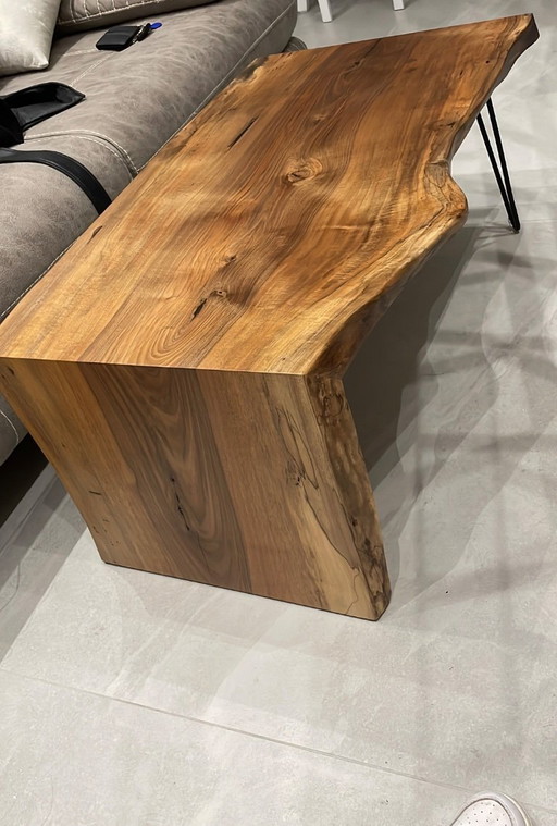 • „Handgefertigter Walnusstisch aus Altholz – Luxusdesign“