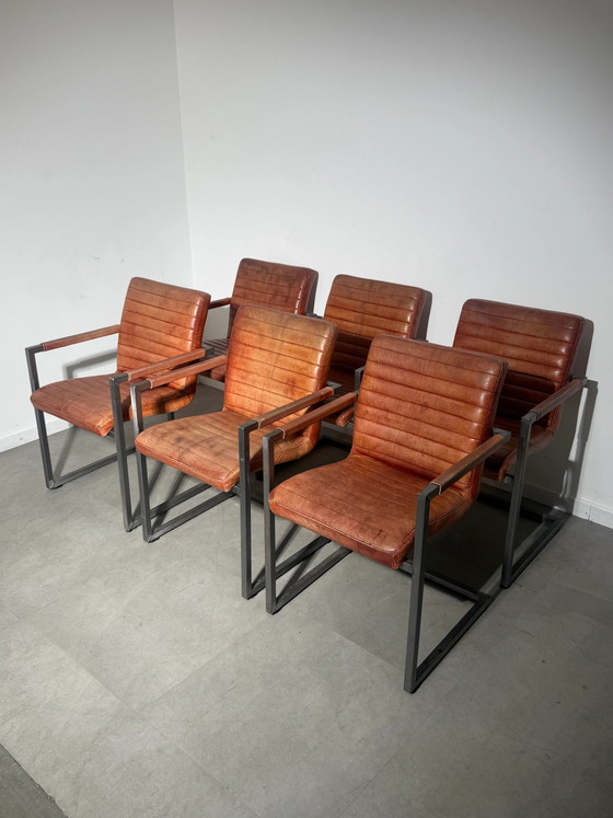 Set van zes cognac lederen eetkamerstoelen met armleuningen (photo 2 of 6)