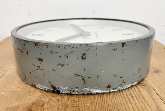 Image 1 of Grijze industriële fabriekswandklok van International, jaren 50