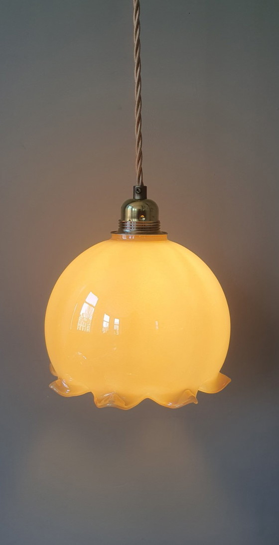 Image 1 of Vintage opaline hanglamp in kelkvorm met parelmoer glans. 