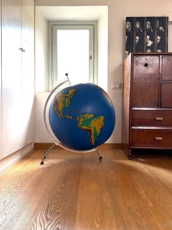 Image 1 of Schul Knickmann, globo fisico gonfiabile a terra su cavalletto, Amburgo, Germania 1950