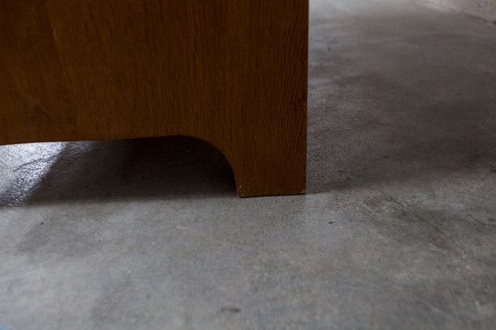 Image 1 of Armoire 1950 Mid-Century-Modern chêne en frisage 2 portes, 2 tiroirs, 4 étagères, 30cm de penderie et miroir 54x18cm