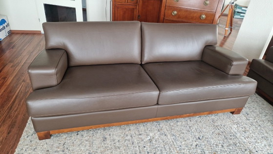 Zwei braune Ledersofas, Sitzecke, Holz (Foto 2 von 14)