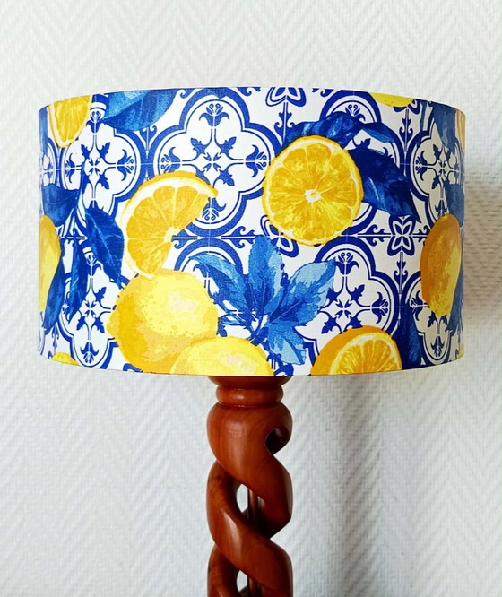 Gedrechselte Holzlampe mit Lampenschirm im Azulejo-Zitronenmuster – Tischlampen, Wood (photo 2 of 8)