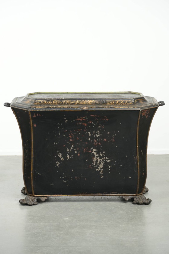 Elegant antique coal/hearth bin in Chinoiserie style from the 19th century with beautiful accents and brass (photo 3 of 16)