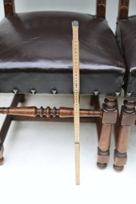 Image 1 of Chaises anciennes en bois sculpté - Lot de 2