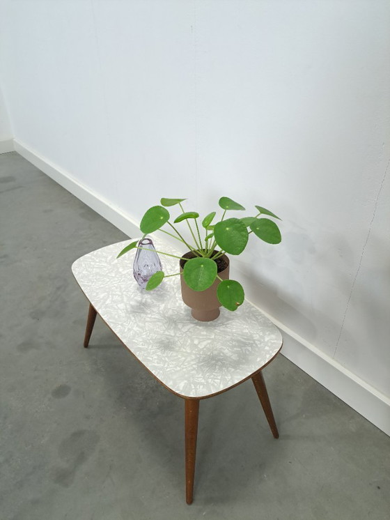 Image 1 of Tavolino laterale largo con piano in formica bianco-grigio, n. 28