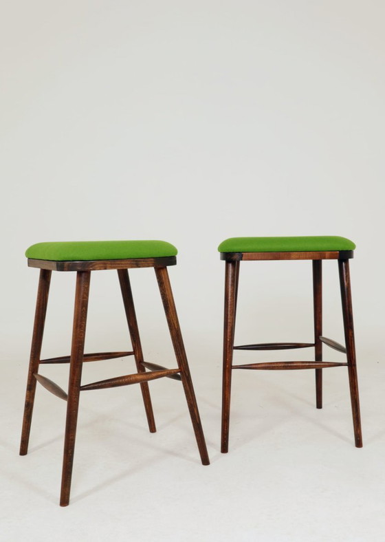 Image 1 of Set van twee beukenhouten krukjes uit het midden van de 20e eeuw | Groene wollen bekleding | Scandinavische stijl