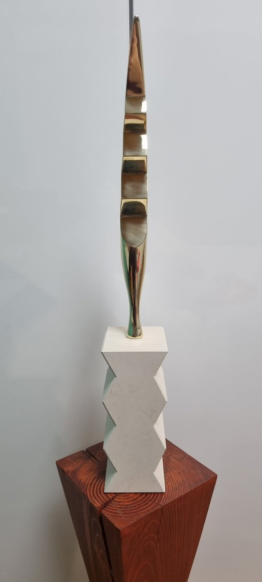 Die von Brancusi inspirierte Hahnenskulptur