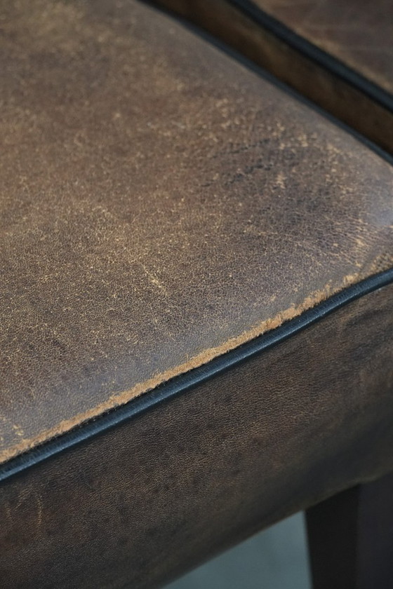 Image 1 of 8 x Tijdloze vintage schapenleren eetkamerstoel met karakter