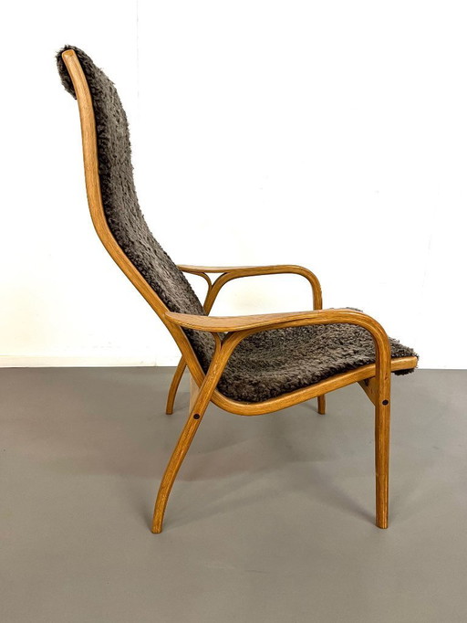 Sillón de roble lamino con piel de oveja, Yngve Ekstrom, sueco, años 70