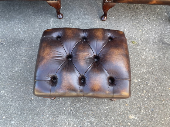 Image 1 of Twee prachtige Engelse Chesterfield oorfauteuils + voetenbank bruin leer 